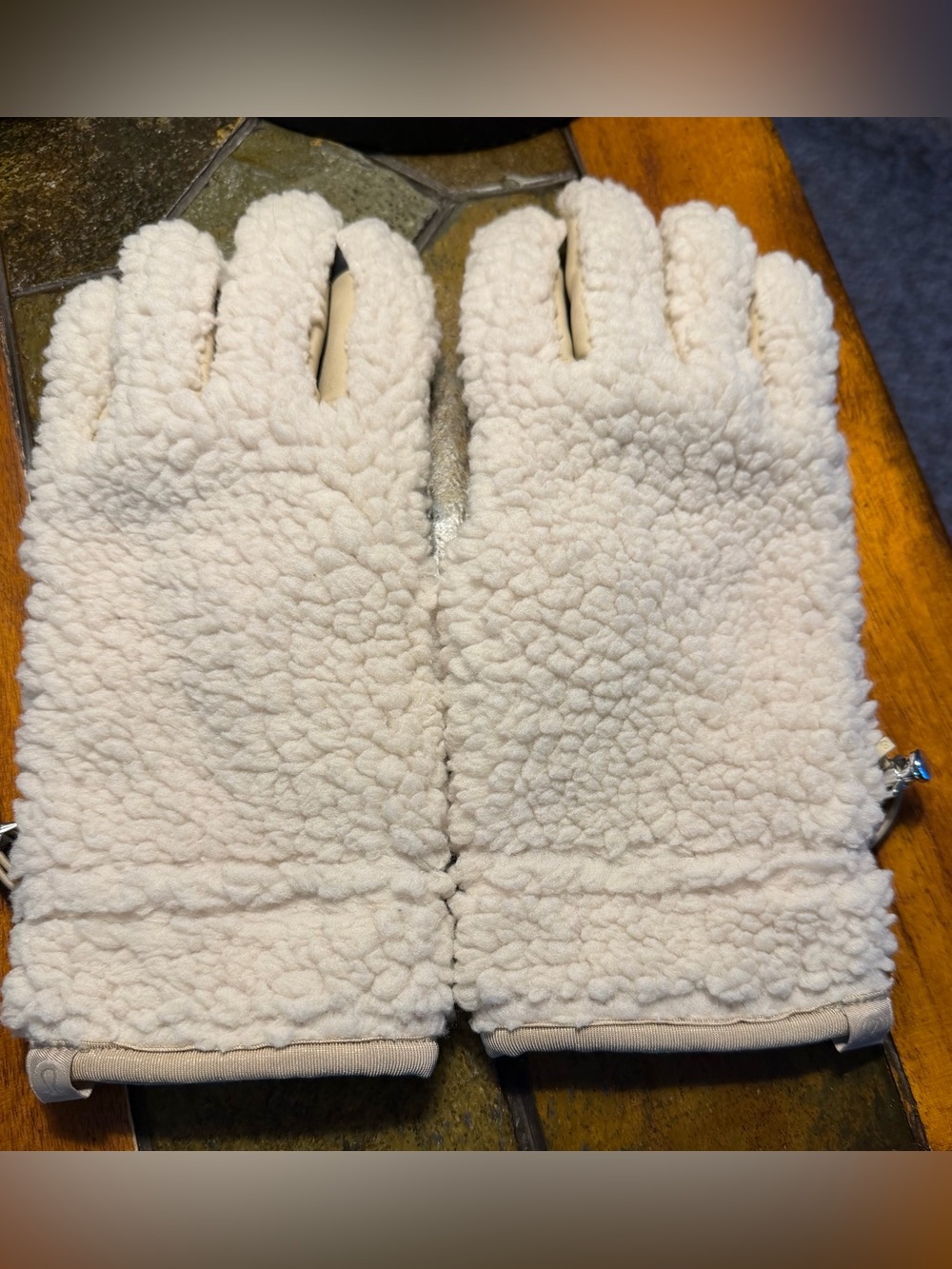 Lululemon Cream Sherpa Fleece Gloves - Cozy Winter Wear, size small/extra small